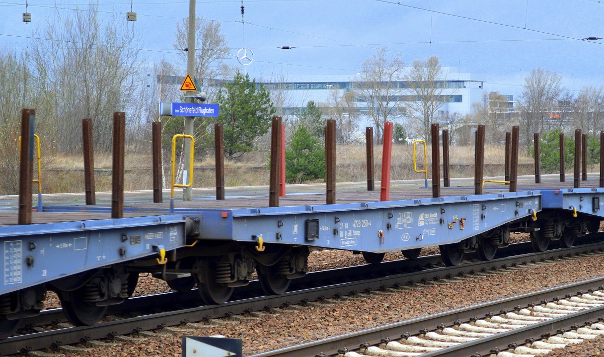 Drehgestell-Flachwagen mit Rungen f�r Stahltransporte (Schienen u.a.) vom Wageneinsteller ERR GmbH, im Bild der Wagen 37 RIV 80 D-ERR 4728 250-4 Smnps Bf.Duisburg-Hafen gezogen von der DGT Lok 232 550-4 am 19.03.14 Bhf. Flughafen Berlin-Sch�nefeld.