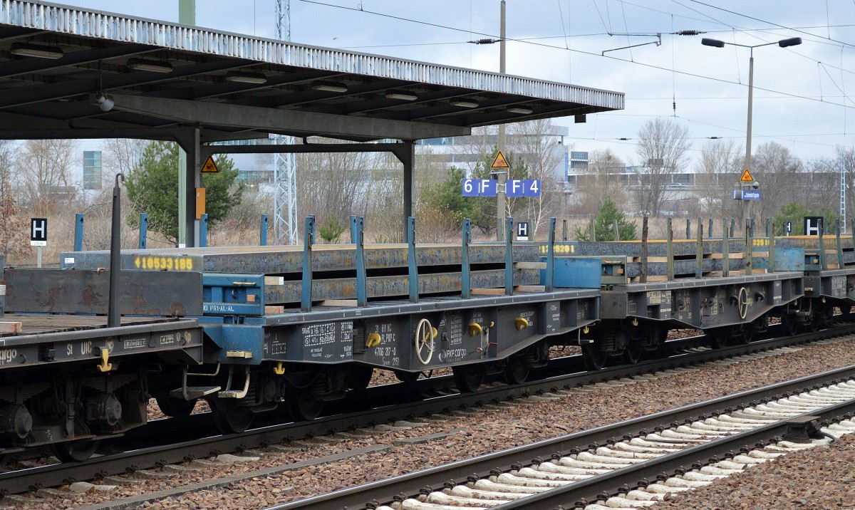 Drehgestell-Flachwagen mit Rungen der PKP Cargo mit der Nr. 31 RIV MC 51 PL-PKP C 4706 217-0 Smms 2151 beladen mit Stahlbrammen am 19.03.14 Bhf. Flughafen Berlin-Sch�nefeld.