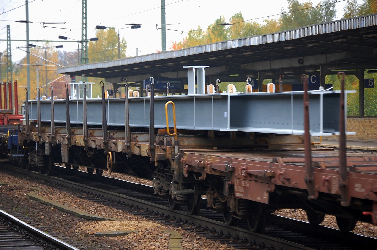 Drehgestell-Flachwagen mit Rungen Typ? wahrscheinlich in Deutschland eingestellt beladen mit langen schweren Stahlbalken am 16.10.13 Bhf. Flughafen Berlin-Sch�nefeld.