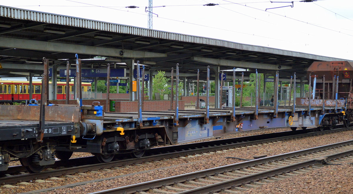 Drehgestell-Flachwagen mit Rungenaufsätzen vom Einsteller GE Capital Rail Services GmbH & Co.KG aus Hamburg mit der Nr. 83 RIV 80 D-GERS 350 9 026-8 Rbs am 02.08.16 in einem gemischten Güterzug Bf. Flughafen Berlin-Schönefeld. 