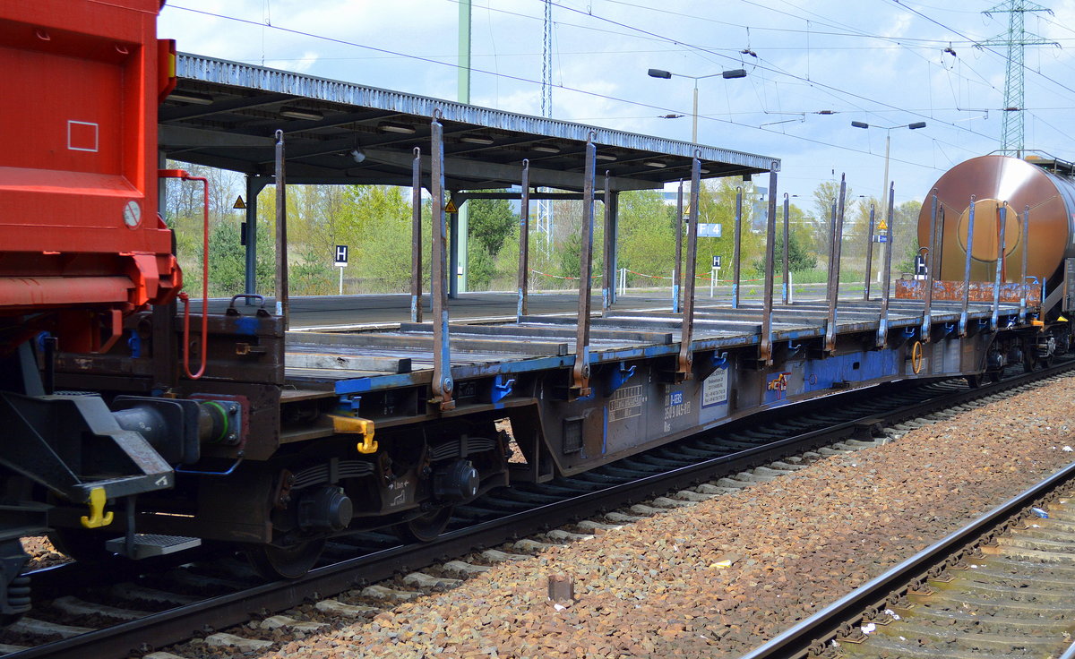 Drehgestell-Flachwagen mit Rungenaufsätzen vom Einsteller GE Capital Rail Services GmbH & Co.KG aus Hamburg mit der Nr. 83 RIV 80 D-GERS 350 9 045-8(P) Rbs am 26.04.1616 in einem gemischten Güterzug Bf. Flughafen Berlin-Schönefeld. 