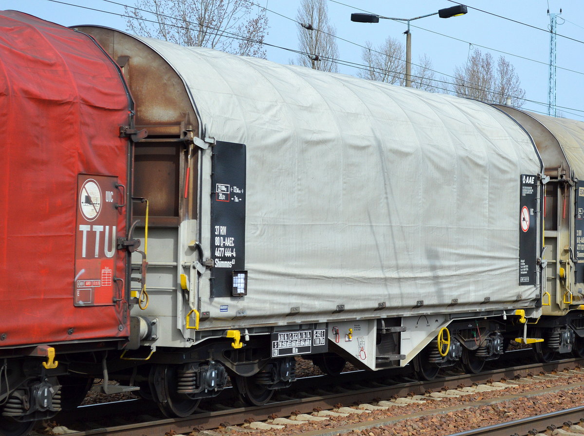 Drehgestell-Flachwagen mit Schiebeplane vom Einsteller AAE Cargo AG mit der Nr. 37 RIV 80 D-AARC 4677 444-4 Shimmns 63 am 03.04.16 Bhf. Flughafen Berlin-Schönefeld.