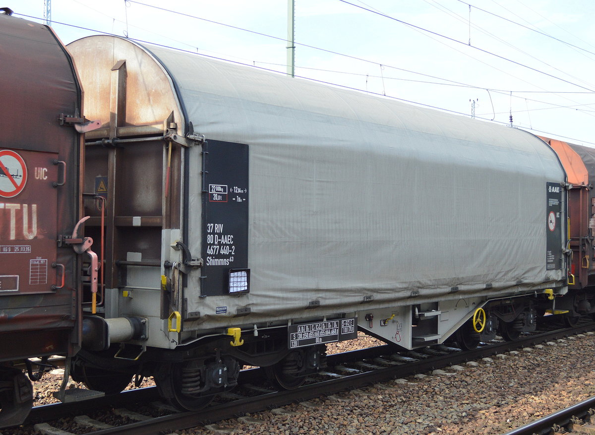Drehgestell-Flachwagen mit Schiebeplane vom Einsteller AAE mit der Nr. 37 RIV 80 D-AAEC 4677 440-2 Shimmns63 am 28.07.16 Bf. Flughafen Berlin-Schönefeld.