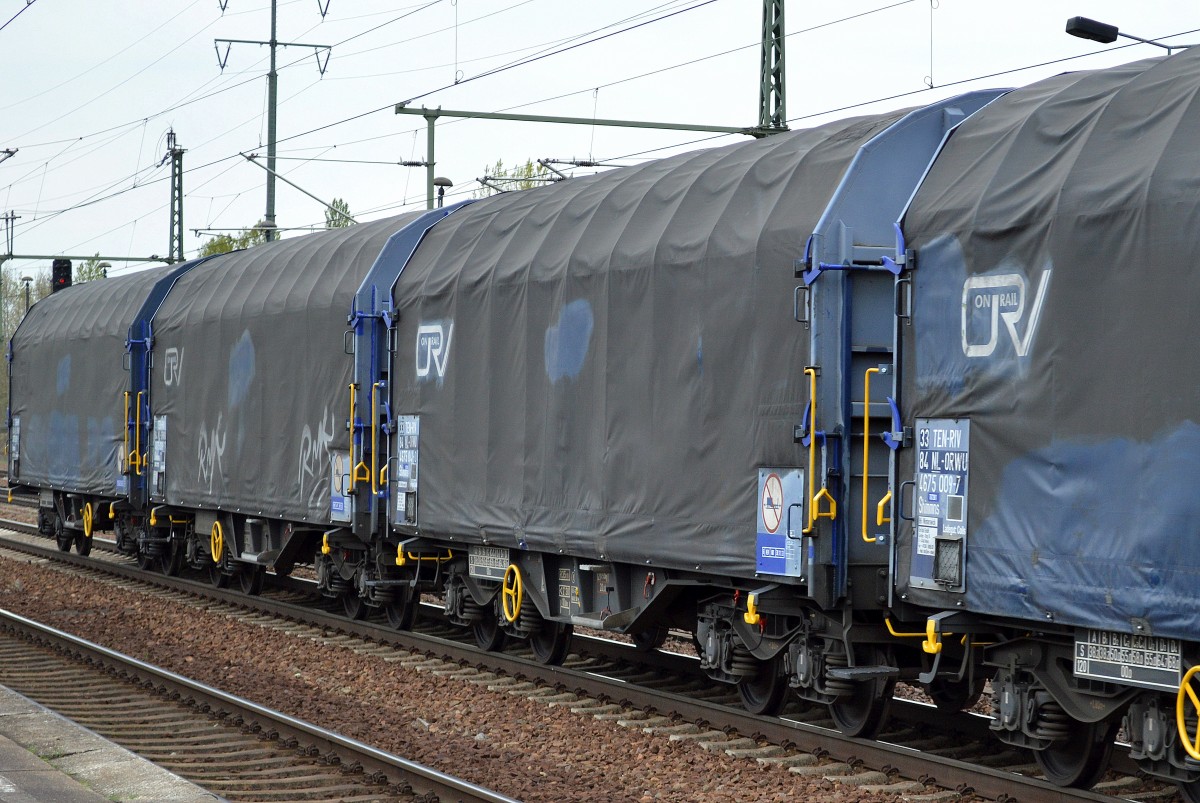 Drehgestell-Flachwagen mit Schiebeplane vom Einsteller On Rail eingstellt in den Niederlanden mit der Nr. 33 TEN-RIV 84 NL-ORMU 4675 041-0 Shimmns Bf.:Winterswick Ladegut:Coils am 11.04.14 Bhf. Flughafen Berlin-Sch�nefeld.