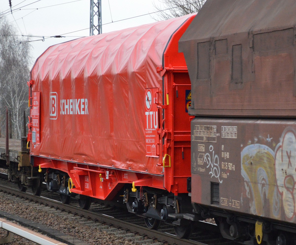 Drehgestell-Flachwagen mit Schiebeplane für Coiltransporte der DB mit der Nr. 31 RIV 80 D-DB 4675 178-6 Shimmns-ttu 722am 17.12.14 Berlin-Karow.