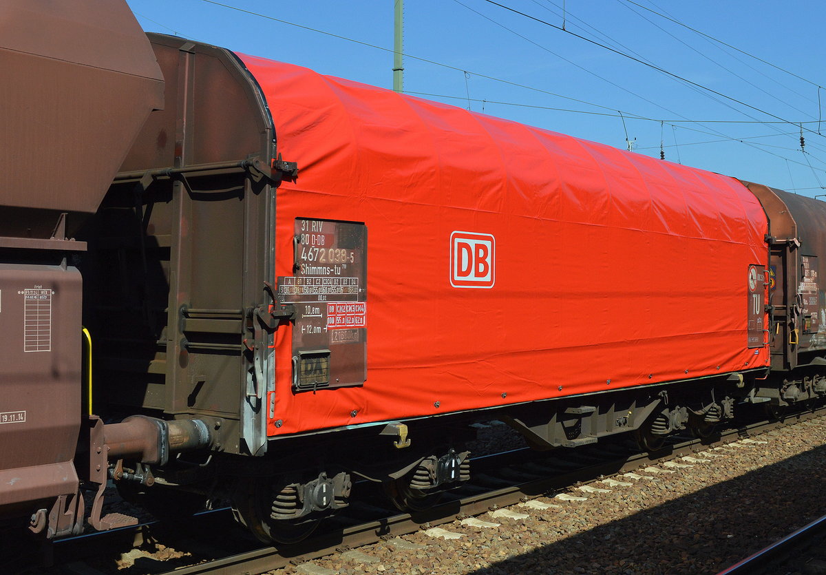 Drehgestell-Flachwagen mit Schiebeplane mit frischer Schiebeplane für Coil-Transporte mit der Nr. 31 RIV 80 D-DB 4672 038-5 Shimmns-tu 718 am 08.09.16 Bf. Flughafen Berlin-Schönefeld.