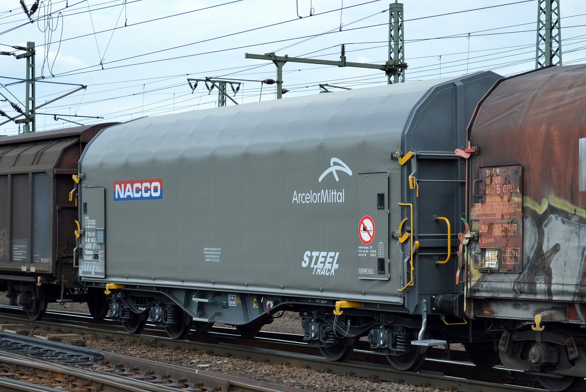 Drehgestell-Flachwagen mit Schiebeplane zum Transport von Stahlcoils vom Einsteller NACCO vermietet am ArcelorMittal eingestellt in den Niederlanden mit der Nr. 37 TEN-RIV 84 NL-NACCO 466 8 371-6 Shimmns Bf. Maschen-Hbf am 24.05.14 Bhf. Fulda.