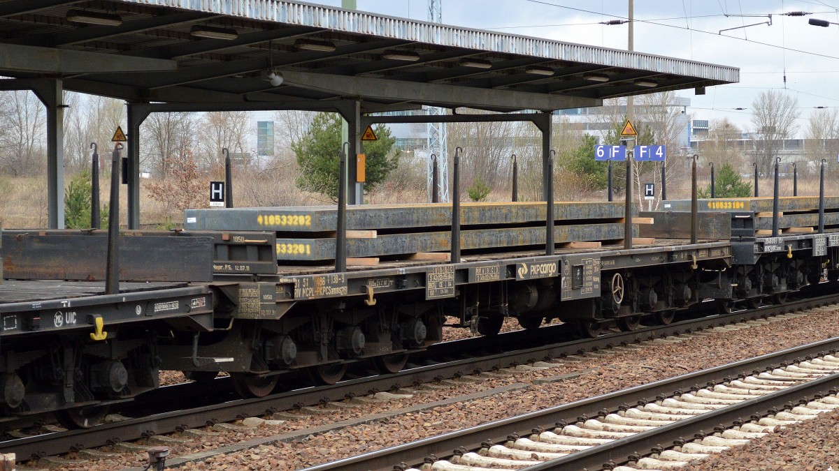 Drehgestell-Flachwagen mit sechs Rads�tzen f�r Schwerlasten der PKP Cargo, im Bild der Wagen 31 RIV MC 51 PL-PKPC 486 1 138-9 Samms 2121 beladen mit Stahlbrammen am 19.03.14 Bhf. Flughafen Berlin-Sch�nefeld.