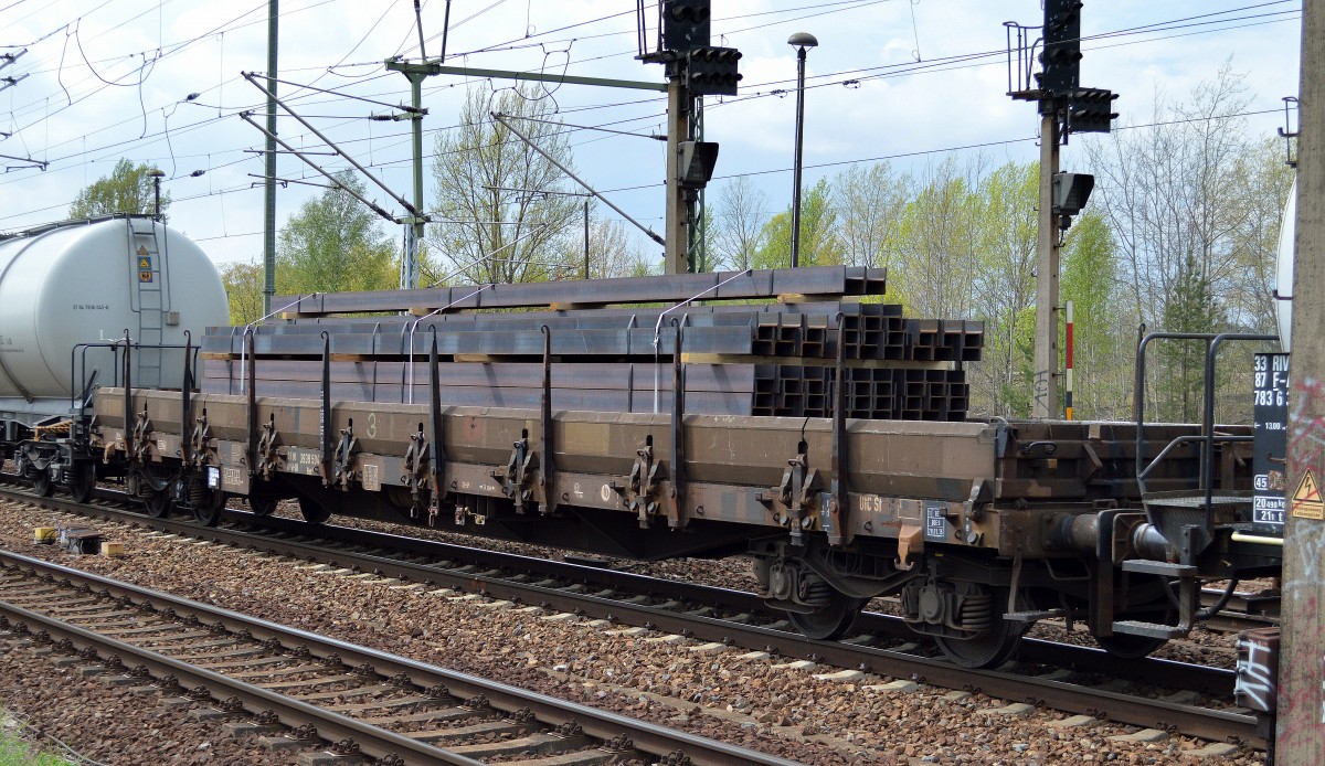 Drehgestell-Flachwagen mit Seitenborden + Rungen der DB mit der Nr. 31 RIV 80 D-DB 3939 504-7 Res 687 beladen mit Stahllatten aaam 26.04.15 Bhf. Flughafen Berlin-Schönefeld.