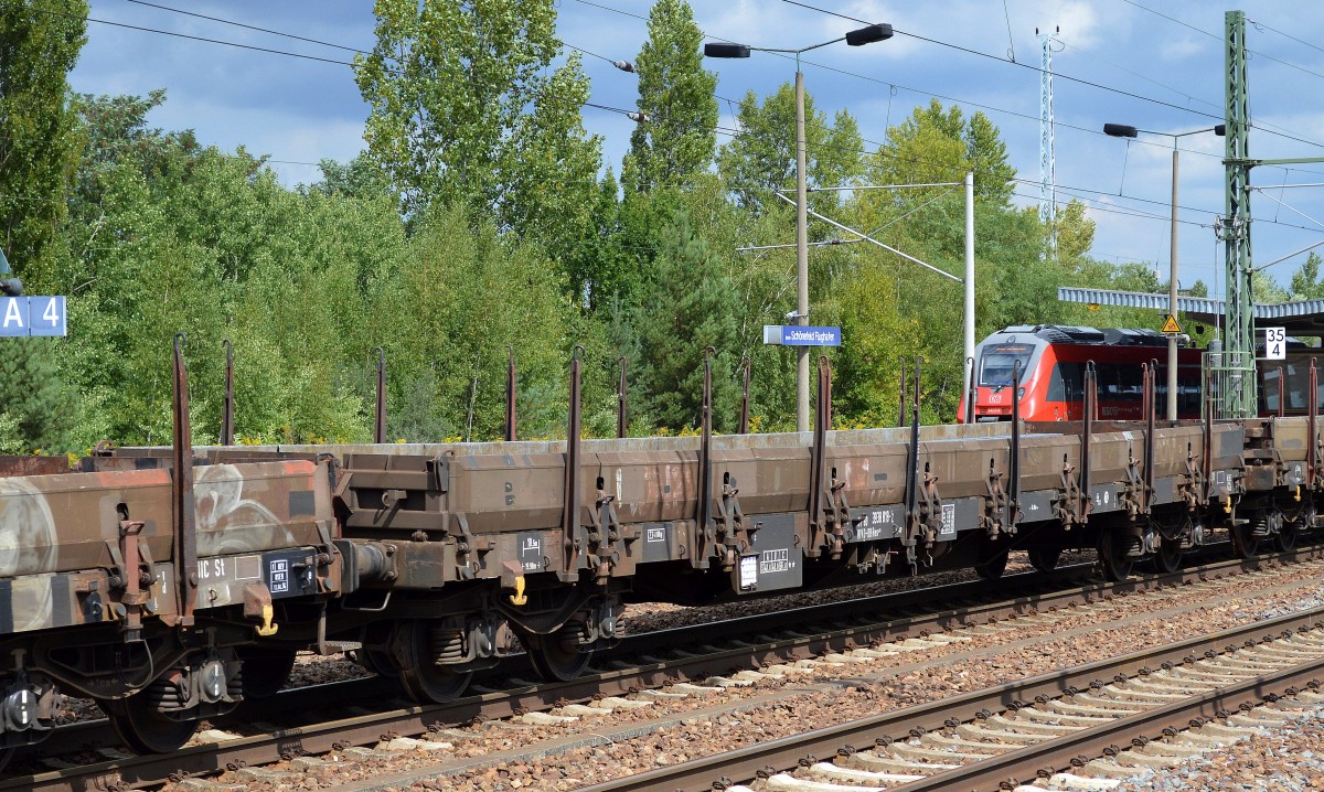 Drehgestell-Flachwagen mit Seitenborden der DB mit der Nr. 31 RIV 80 D-DB 393 8 818-2 Res 687 am 14.08.14 Bhf. Flughafen Berlin-Sch�nefeld.