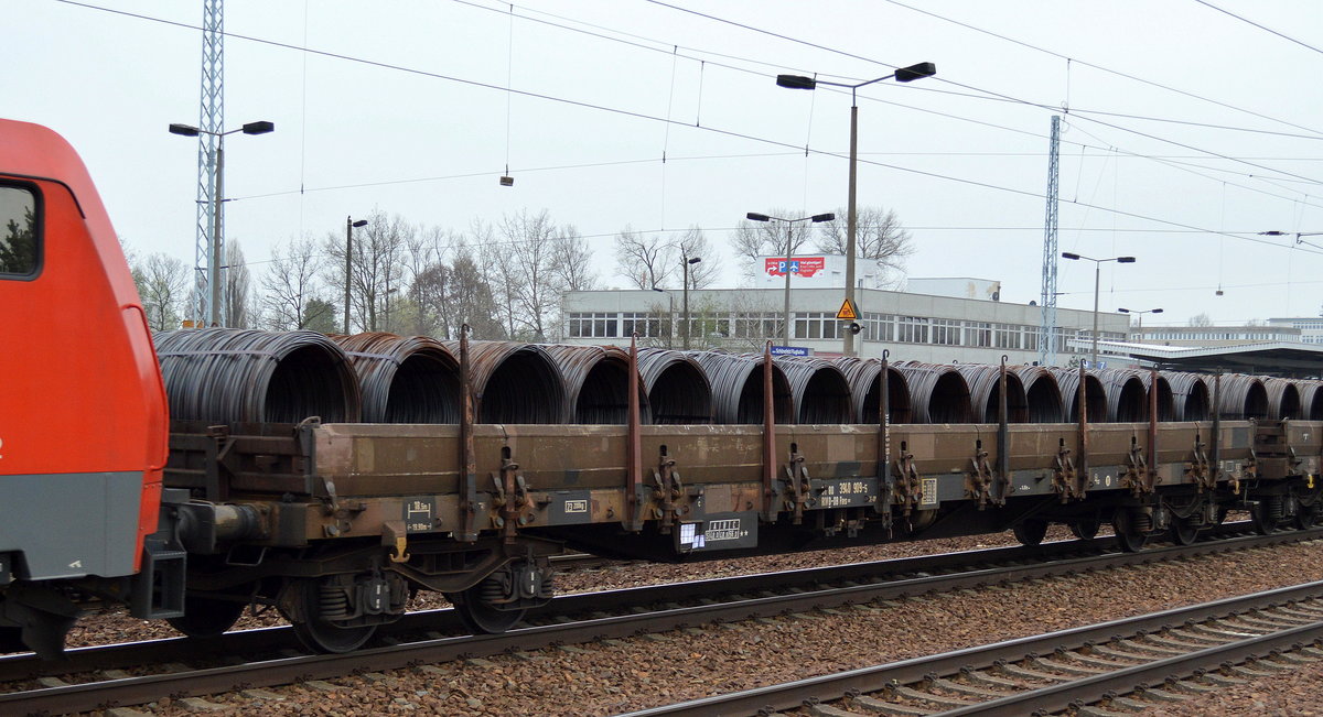 Drehgestell-Flachwagen mit Seitenborden der DB mit der Nr. 31 RIV 80 D-DB 3940 909-3 Res 687 beladen mit Stahldrahtrollen am 12.04.16 Bf. Flughafen Berlin-Schönefeld.
