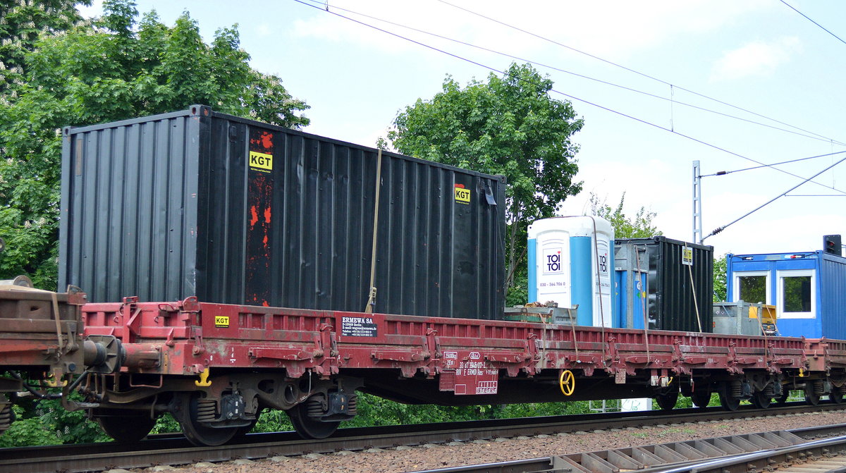 Drehgestell-Flachwagen mit Seitenborden vom Einsteller ERMEWA mit der Nr. 33 RIV 87 F-ERMD 3946 017-2 Res beladen mit Container der Fa. KGT + Dixi-Toiletten am 22.05.17 Berlin-Wuhlheide.