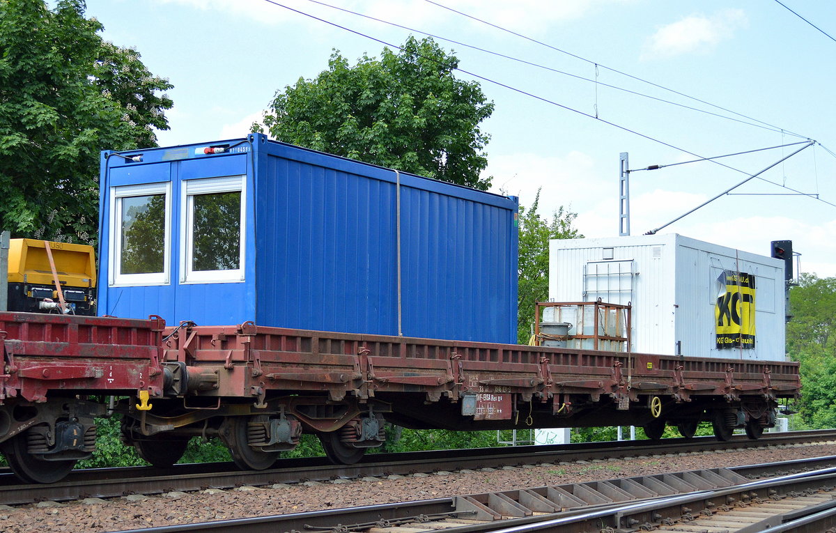 Drehgestell-Flachwagen mit Seitenborden vom Einsteller ERMEWA mit der Nr. 33 RIV 87 F-ERSA 3946 031-3 Res 916 beladen mit Baustellen-Aufenthaltscontainer der Fa. KGT und Werkzeugcontainer am 22.05.17 Berlin-Wuhlheide.