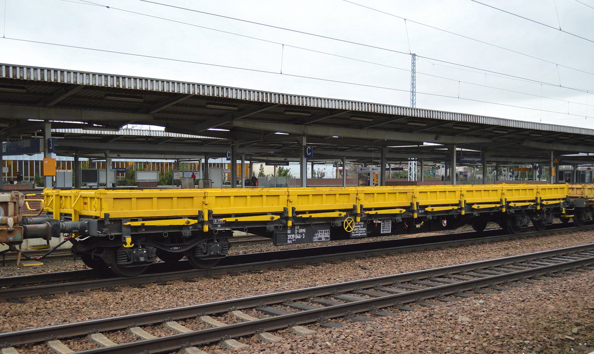 Drehgestell-Flachwagen mit Seitenborden vom Einsteller On Rail GmbH mit der Nr. 37 RIV 80 D-ORME 3939 046-3 Res 072-2 am 07.03.17 im Bf. Flughafen Berlin-Schönefeld.