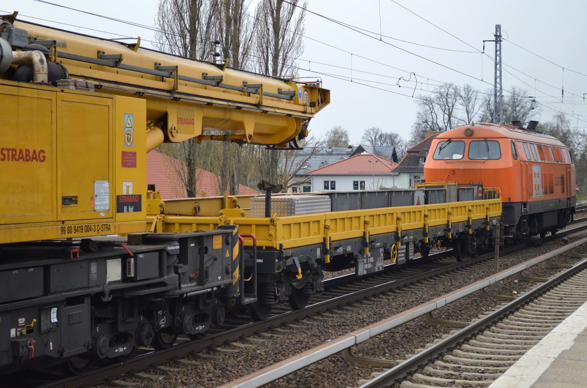 Drehgestell-Flachwagen mit Seitenborden der Fa. Eichholz Rail GmbH mit der Nr. 37 RIV 80 D-EIVEL 3999 050-2 Res als Begleitwagen eines STRABAG Gleisbauschienenkran am 04.04.14 Berlin-Karow. 