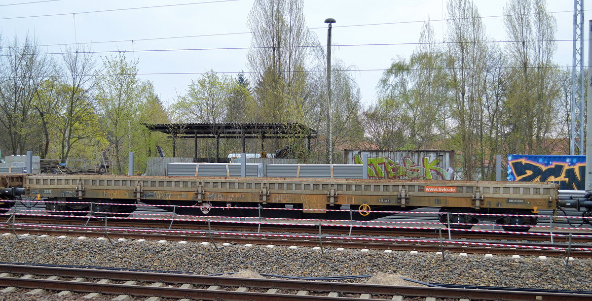 Drehgestell-Flachwagen mit Seitenborden der Fa. hvle mit der Nr. 37 RIV 80 D-HVLE 3997 005-8 Res am 05.04.17 Berlin-Blankenburg. 