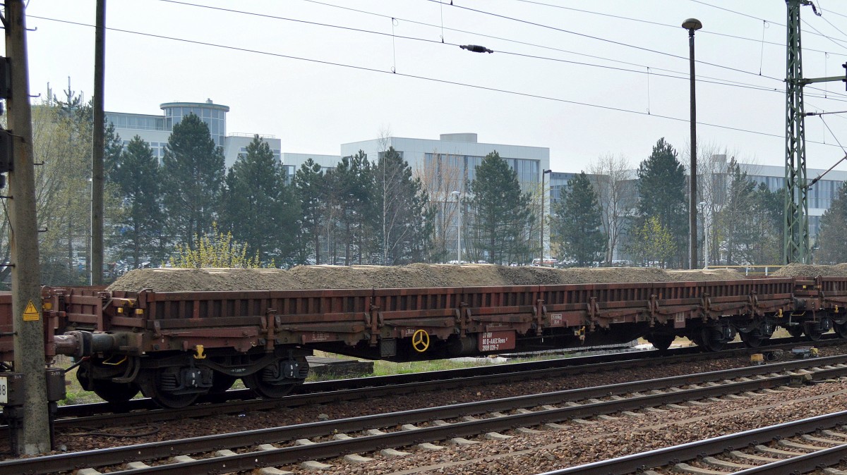 Drehgestell-Flachwagen mit Seitenborden mit der Nr. 37 RIV 80 D-AAEC 3989 039-7 Rens 2 am 01.04.14 Bhf. Flughafen Berlin-Sch�nefeld.