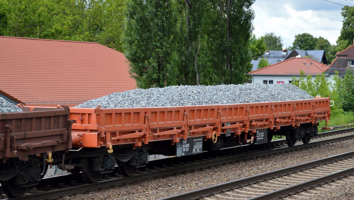 Drehgestell-Flachwagen mit Seitenborden mit Schotter beladen vom Einsteller NACCO mit der Nr. 37 RIV 80 D-NACCO 3900 136-7 Res am 24.06.14 Berlin-Karow.