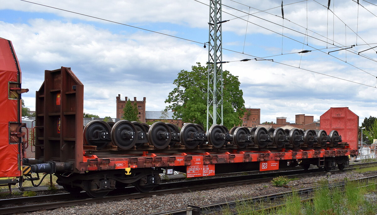 Drehgestell-Flachwagen mit vier Radsätzen, mit Rungen und Stirnwandklappen, ohne Seitenwandklappen der DB Cargo mit der Nr. 31 RIV 80 D-DB 3531 037-0 Rloos-w 645.1 interessanterweise beladen mit Radsätzen für Bahnfahrzeuge in einem gemischten Güterzug am 08.05.25 Höhe Bahnhof Magdeburg Neustadt.