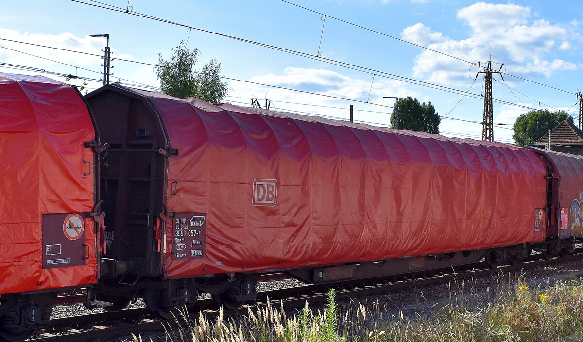 Drehgestell-Flachwagen mit vier Radsätzen, mit verschiebbarem Planenverdeck und mit Rungen der DB Cargo, der Wagen ist für den Transport von nässeempfindlichen, palettierten und stückigen Gütern geeignet. Im Bild der Wagen mit der Nr. 31 RIV 80 D-DB 3553 057-1 Rins 655 in einem gemischten Güterzug am 26.08.25 Höhe Bahnhof Frankfurt/Oder.