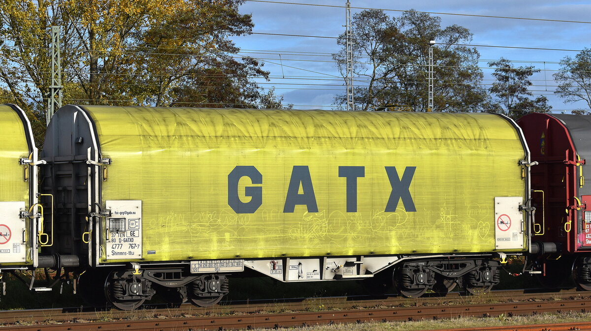 Drehgestell-Flachwagen mit vier Radsätzen, verschiebbarem Planenverdeck und Lademulden für Coil-/Spaltbandtransporte vom Einsteller GATX Rail Germany GmbH mit der Nr. 37 TEN 80 D-GATXD 4777 767-7 Shimmns-ttu (GE) in einem Coilzug am 29.10.25 Höhe Bahnhof Frankfurt/Oder.