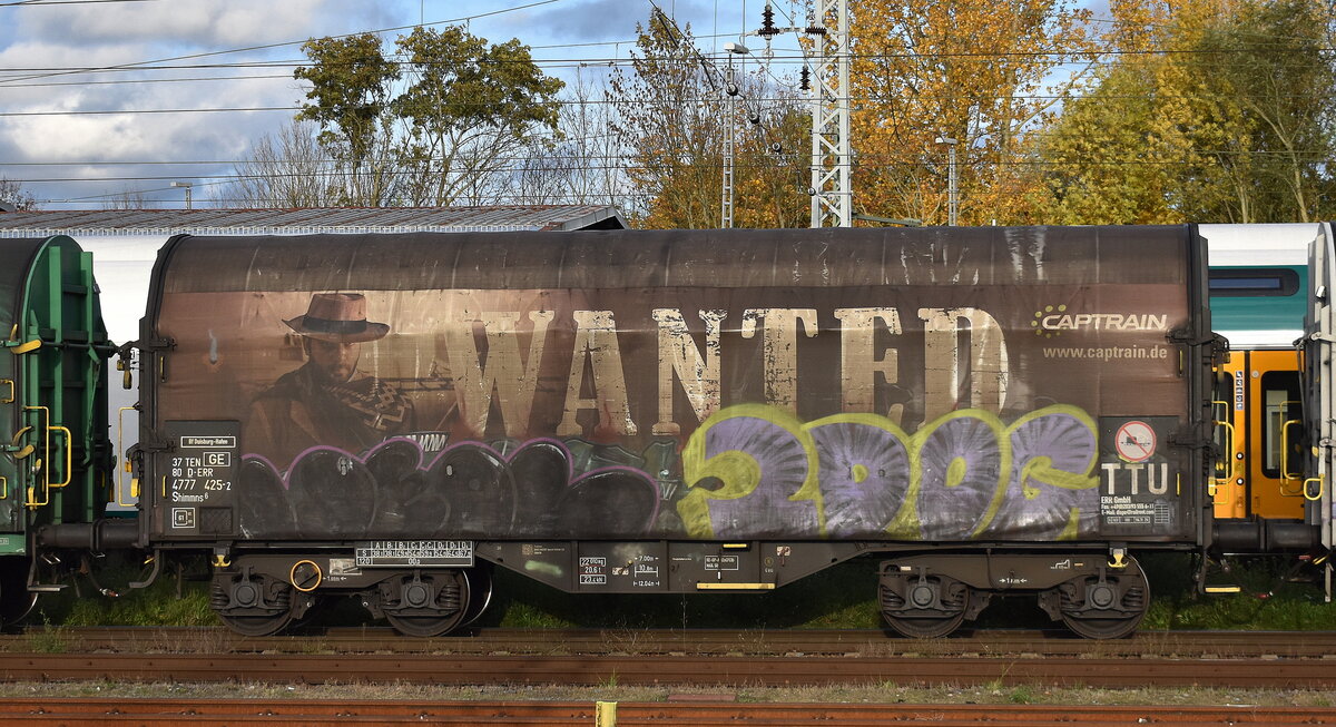 Drehgestell-Flachwagen mit vier Radsätzen, verschiebbarem Planenverdeck und Lademulden für Coil-/Spaltbandtransporte vom Einsteller ERR European Rail Rent GmbH vermietet an Captrain mit der Nr. 37 TEN 80 D-ERR 4777 425-2 Shimmns 6 Bf. Duisburg-Hafen in einem Coilzug am 29.10.25 Höhe Bahnhof Frankfurt/Oder. Die Originalbedruckung der Plane ohne Beschmierung hätte ich gerne mal gesehen, schade!!!