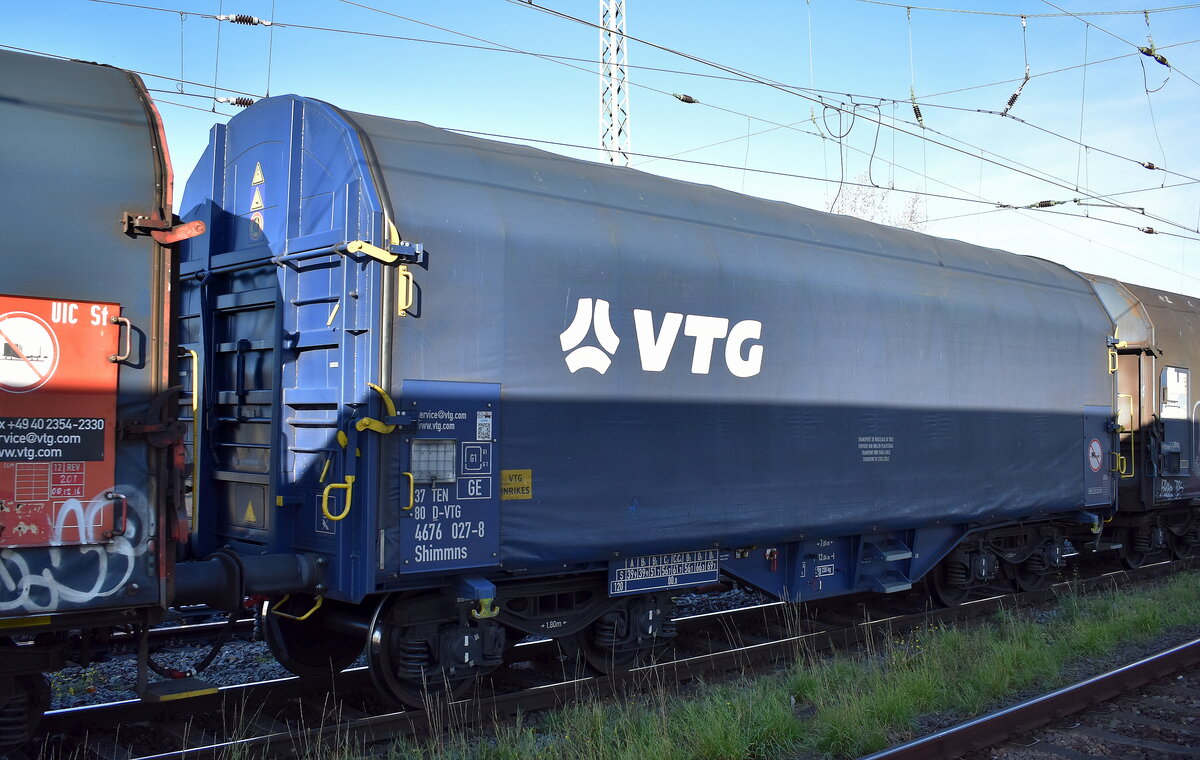 Drehgestell-Flachwagen mit vier Radsätzen, verschiebbarem Planenverdeck und Lademulden für Coil-/Spaltbandtransporte vom Einsteller VTG mit der Nr. 37 TEN 80 D-VTG 4676 027-8 Shimmns (GE) in einem Ganzzug am 06.11.25 Höhe Bahnhof Magdeburg-Neustadt.