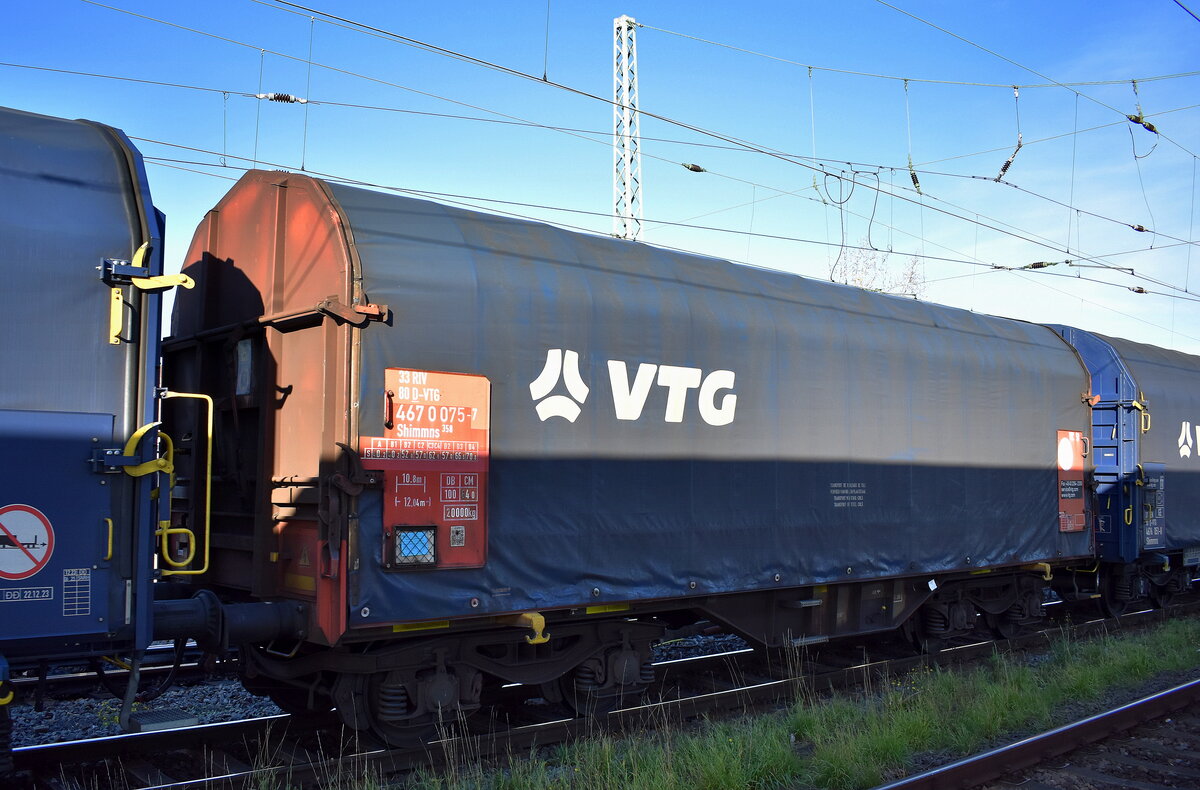 Drehgestell-Flachwagen mit vier Radsätzen, verschiebbarem Planenverdeck und Lademulden für Coil-/Spaltbandtransporte vom Einsteller VTG mit der Nr. 37 TEN 80 D-VTG 4670 075-7 Shimmns 358 in einem Ganzzug am 06.11.25 Höhe Bahnhof Magdeburg-Neustadt.