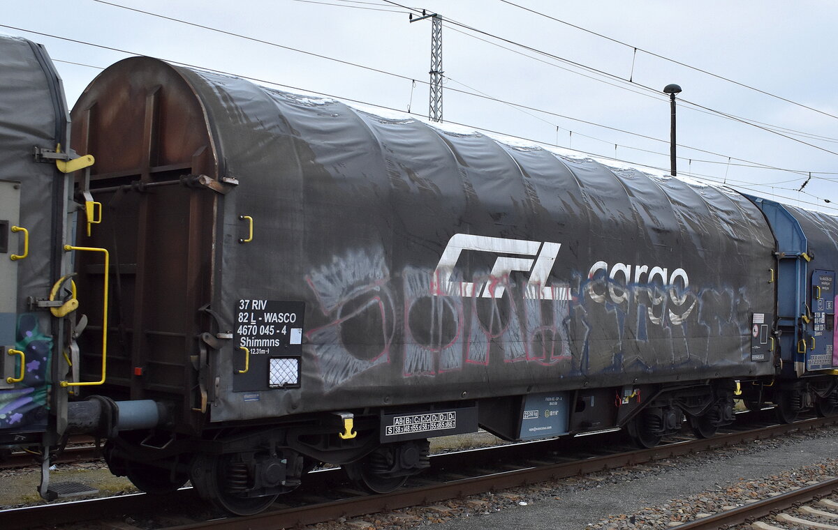 Drehgestell-Flachwagen mit vier Radsätzen, verschiebbarem Planenverdeck und Lademulden für Coil-/Spaltbandtransporte vom Einsteller WASCOSA AG vermietet n CFL Cargo mit REgiestrierung in Luxemburg mit der Nr. 37 RIV 82 L-WASCO 4670 045-4 Shimmns in einem Coilzug am 27.11.25 Höhe Bahnhof Elsterwerda.