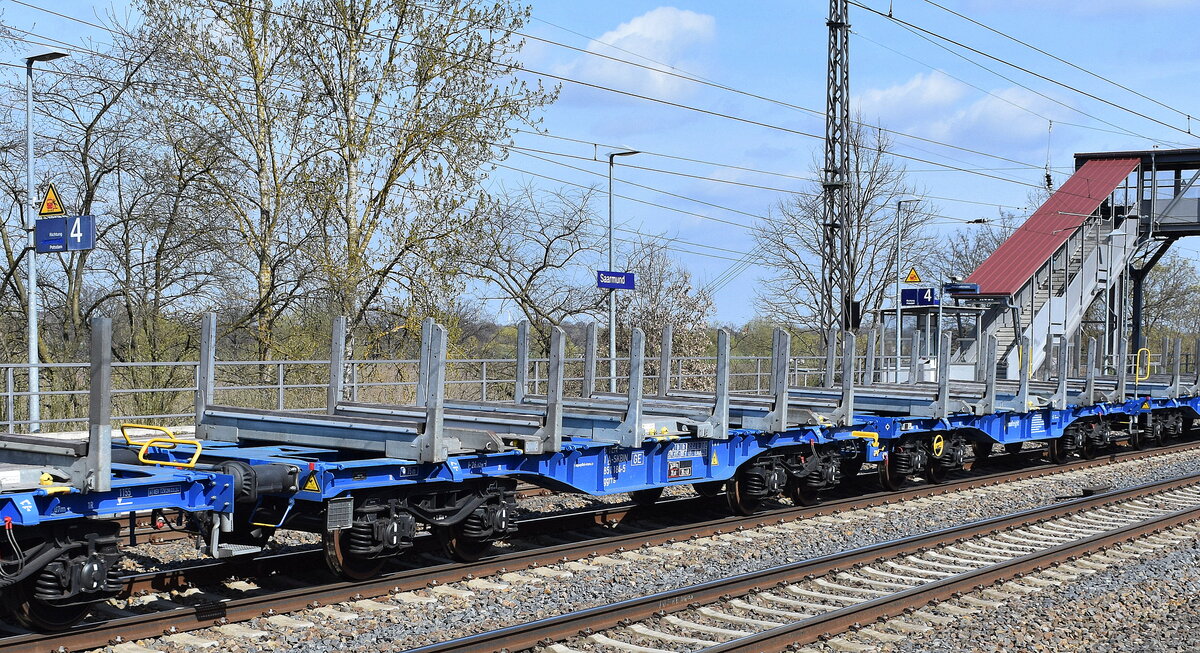 Drehgestell-Gelenkcontainertragwagen umfunktioniert mit Rungenaufsätzen vom slowakischen Einsteller Budamar Innovations, a.s. mit österreichischer Registrierung mit der Nr.35 TEN 81 A-SKBIN 4851 184-5 Sggrrs (GE) in einem Ganzzug ohne Beladung am 10.04.25 Höhe Bahnhof Saarmund.