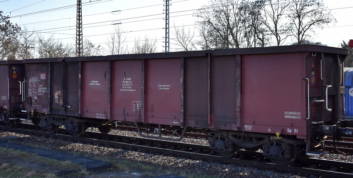 Drehgestell-Hochbordwagen von DB Cargo Polska S.A., Zabrze mit der Nr. 31 RIV 51 PL-DBSRP 5359 451-7 Eaos-x 051 in einem Ganzzug am 04.03.25 Höhe Bahnhof Frankfurt (Oder).