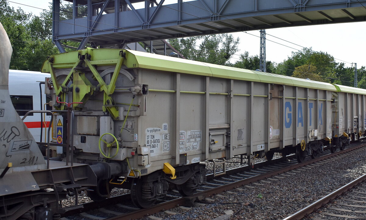 Drehgestell-Hochbordwagen mit Schwenkdach vom Einsteller GATX Rail Germany GmbH mit der Nr. 37 TEN 80 D-GATXD 0805 060-1 Tamns (GE) in einem gemischten Güterzug am 25.06.25 Höhe Bahnhof Saarmund.