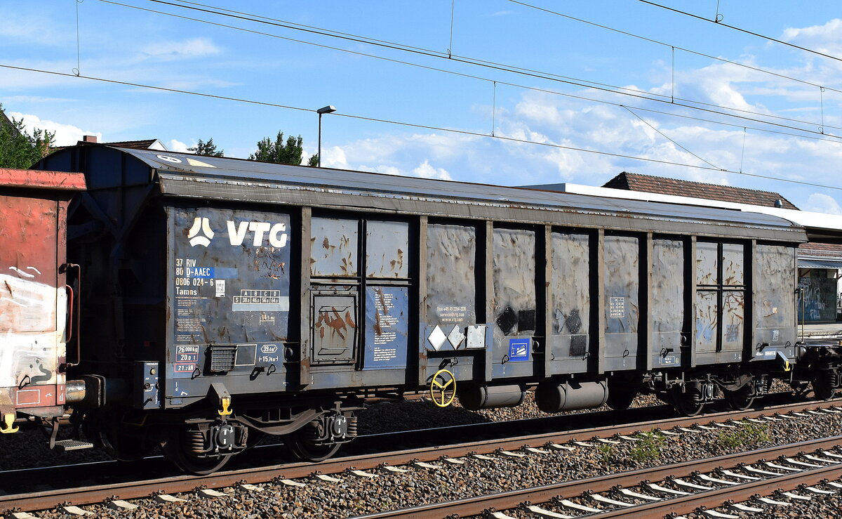 Drehgestell-Hochbordwagen mit Schwenkdach vom Einsteller VTG Schweiz GmbH mit deutscher Registrierung mit der Nr. 37 RIV 80 D-AAEC 0806 024-2 Tamns in einem gemischten Güterzug am 16.07.25 Höhe Bahnhof Luckenwalde.