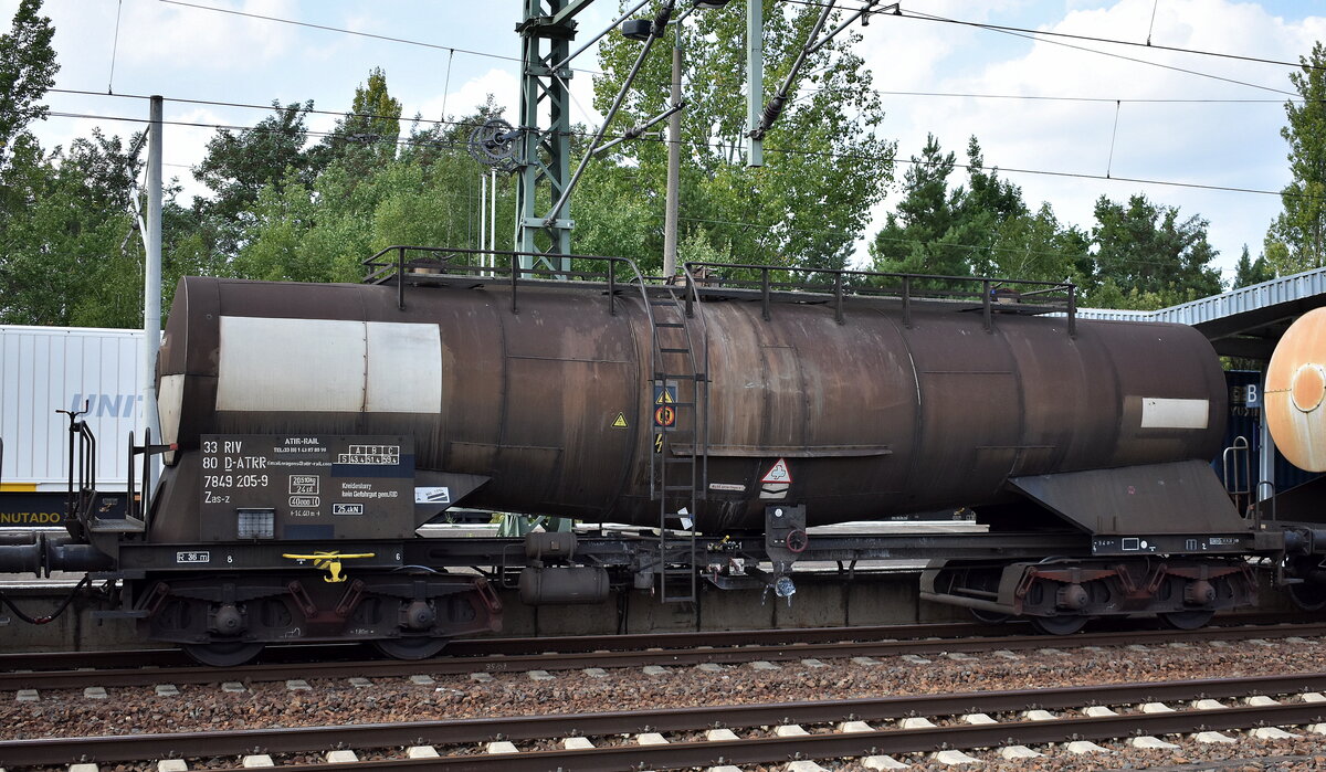 Drehgestell-Knickkesselwagen vom französischen Einsteller ATIR-RAIL mit deutscher Registrierung mit der Nr. 33 RIV 80 D-ATRR 7849 205-9 Zas-z für den Transport von Kreideschlamm (kein Gefahrgut) am 27.08.25 Höhe Bahnhof Schönefeld b. Berlin.