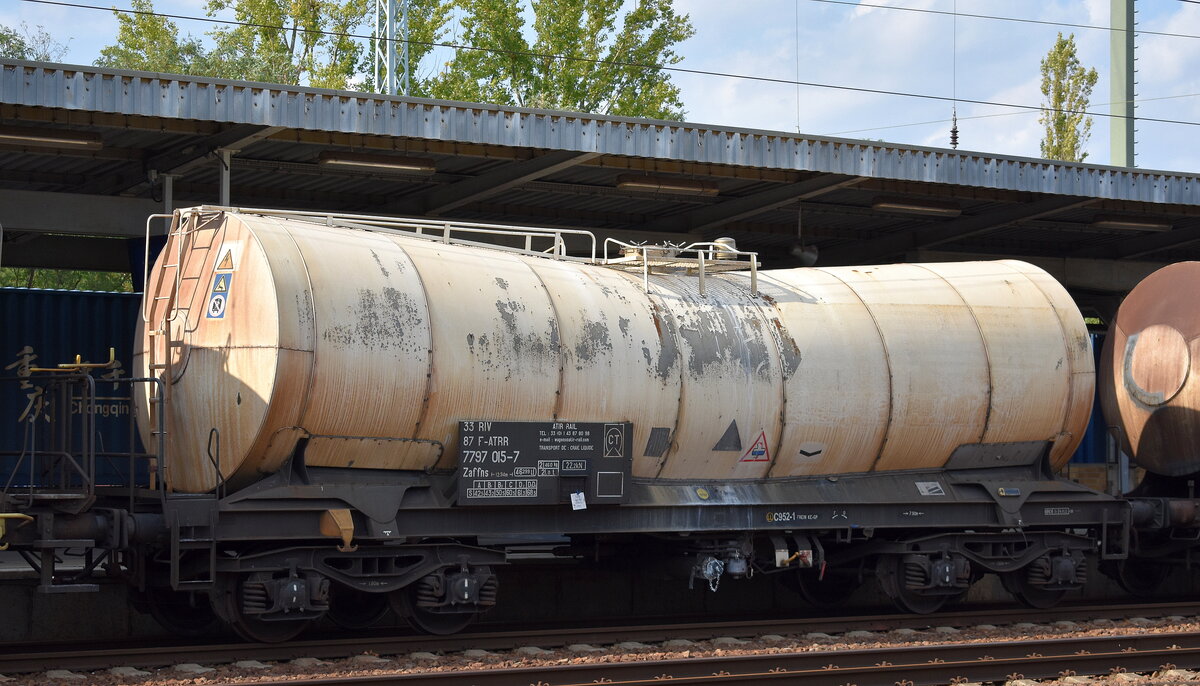 Drehgestell-Knickkesselwagen vom französischen Einsteller ATIR-RAIL mit der Nr. 33 RIV 87 F-ATRR 7797 015-7 Zaffns für den Transsport von Kreideschlamm (kein Gefahrgut) am 27.08.25 Höhe Bahnhof Schönefeld b. Berlin.