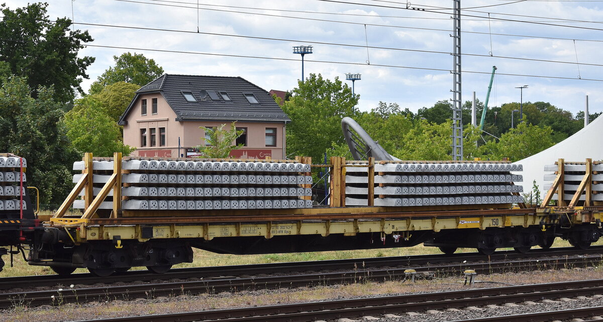 Drehgestell-Oberbaustoffwagen der Fa. H. F. Wiebe GmbH & Co. KG mit der Nr. 37 RIV 80 D-HFW 3842 143-6 Rlps mit Beton-Gleisschwellen beladen in einem Ganzzug am 10.07.25 Höhe Bahnhof Magdeburg Hbf.