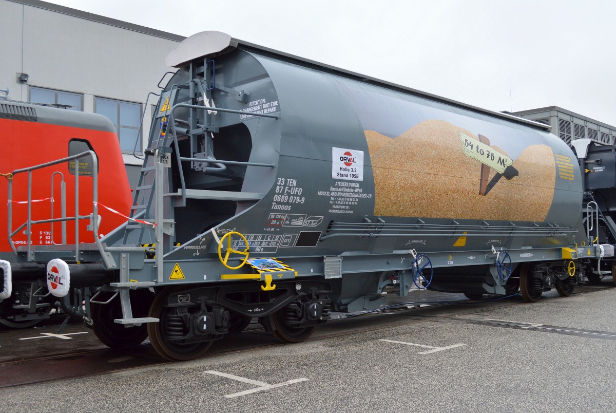 Drehgestell-Schhüttgutwagen mit Schwenkdach für den Getreidetransport vom französischen Hersteller ATELIERS D`ORVAL mit der Nr. 33 TEN 87 F-UFO 0689 079-9 Tanoos, 26.09.14 Inno Trans Berlin.
