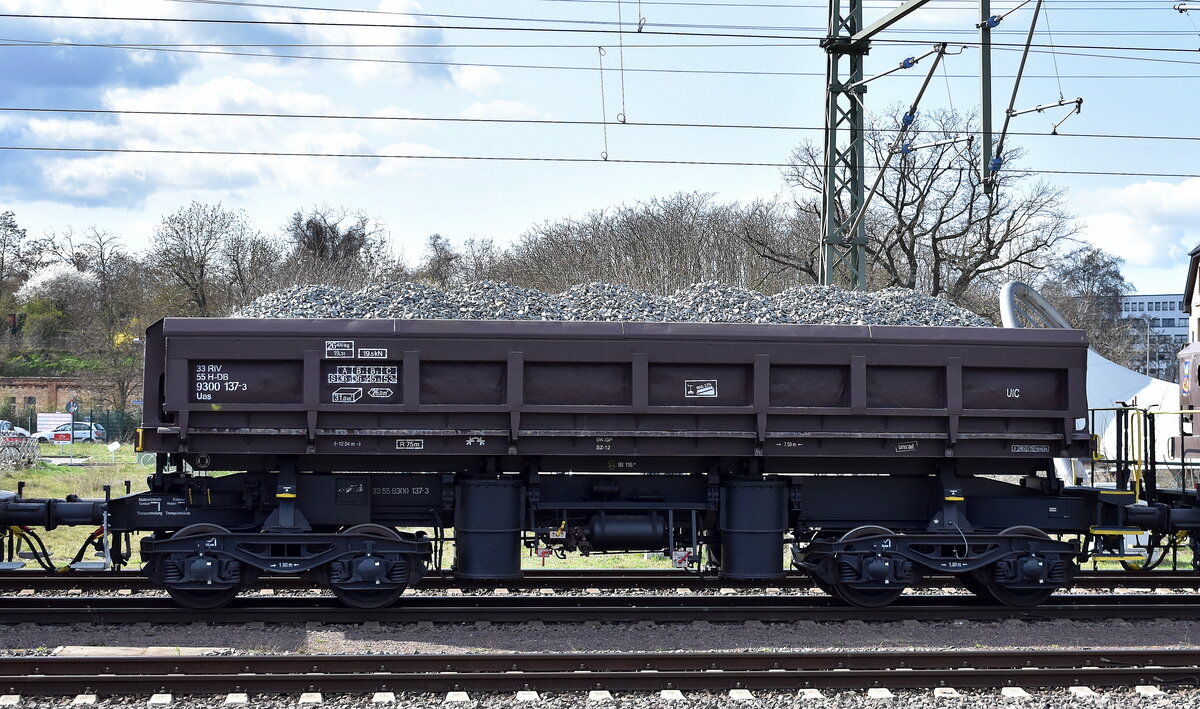 Drehgestell-Schüttgutkippwagen zum Gleis schottern der DB-Cargo mit ungarischer Registrierung mit der Nr. 33 RIV 55 H-DB 9300 137-3 Uas in einem Schotterzug am 01.04.25 Höhe Bahnhof Magdeburg Neustadt.