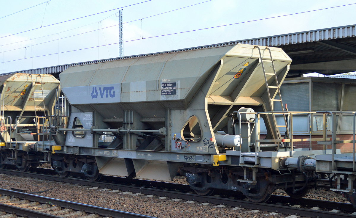 Drehgestell-Schüttgutwagen mit dosierbarer Schwerkraftentladung vom Einsteller VTG im Einsatz als Schotterwagen, diese Schüttgutwagen sind jetzt schon einige Wochen im Einsatz auf der Großbaustelle Berlin Ostkreuz bis Ostbf. und sind vom Gattungstyp hier im Berliner Raum bisher eher nicht zu sehen gewesen. Im Bild der Wagen mit der Nr. 37 RIV 80 D-VTGD 6994 032-8 Faccs am 11.11.16 Bf. Flughafen Berlin-Schönefeld.