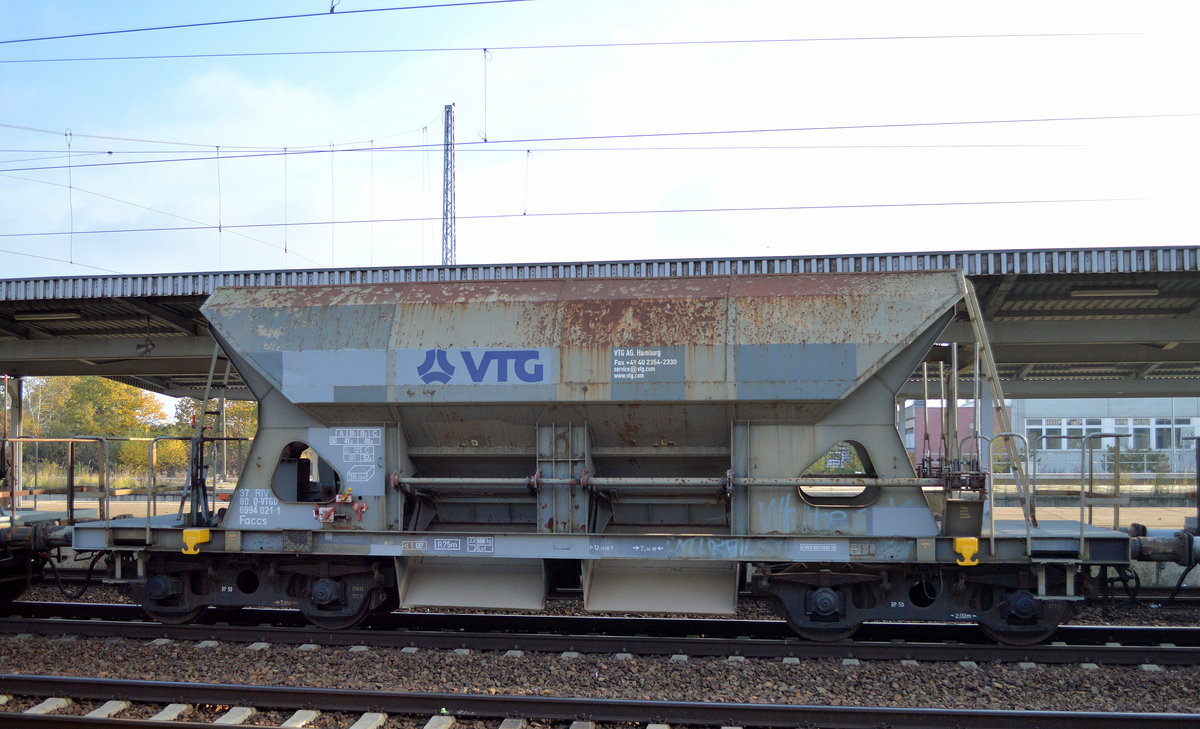 Drehgestell-Schüttgutwagen mit dosierbarer Schwerkraftentladung vom Einsteller VTG im Einsatz als Schotterwagen, diese Schüttgutwagen sind jetzt schon einige Wochen im Einsatz auf der Großbaustelle Berlin Ostkreuz bis Ostbf. und sind vom Gattungstyp hier im Berliner Raum bisher eher nicht zu sehen gewesen. Im Bild der Wagen mit der Nr. 37 RIV 80 D-VTGD 6994 021-1 Faccs am 11.11.16 Bf. Flughafen Berlin-Schönefeld.