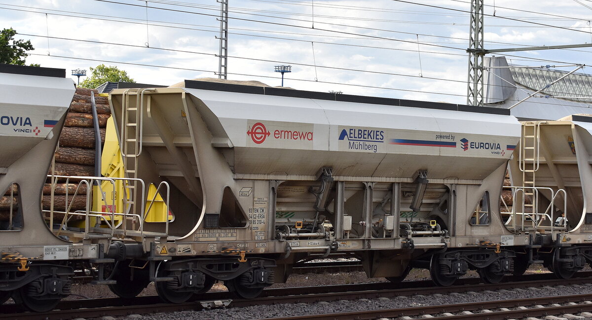 Drehgestell-Schüttgutwagen mit dosierbarer Schwerkraftentladung vom Einsteller ERMEWA SA zum Transport von Baustoffgütern (Sand/Kies) für Captrain/EUROVIA mit tschechischer Registrierung mit der Nr. 38 TEN 54 CZ-ERSA 6985 310-4 Faccns in einem Ganzzug am 10.07.25 Höhe Bahnhof Magdeburg Hbf.