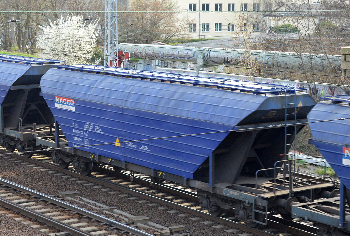 Drehgestell-Schüttgutwagen mit dosierbarer Schwerkraftentladung für Getreide vom Einsteller NACCO mit der Nr. 37 RIV 80 D-NACCO 9338 084-8 Uagps am 05.04.16 Berlin-Springpfuhl.
