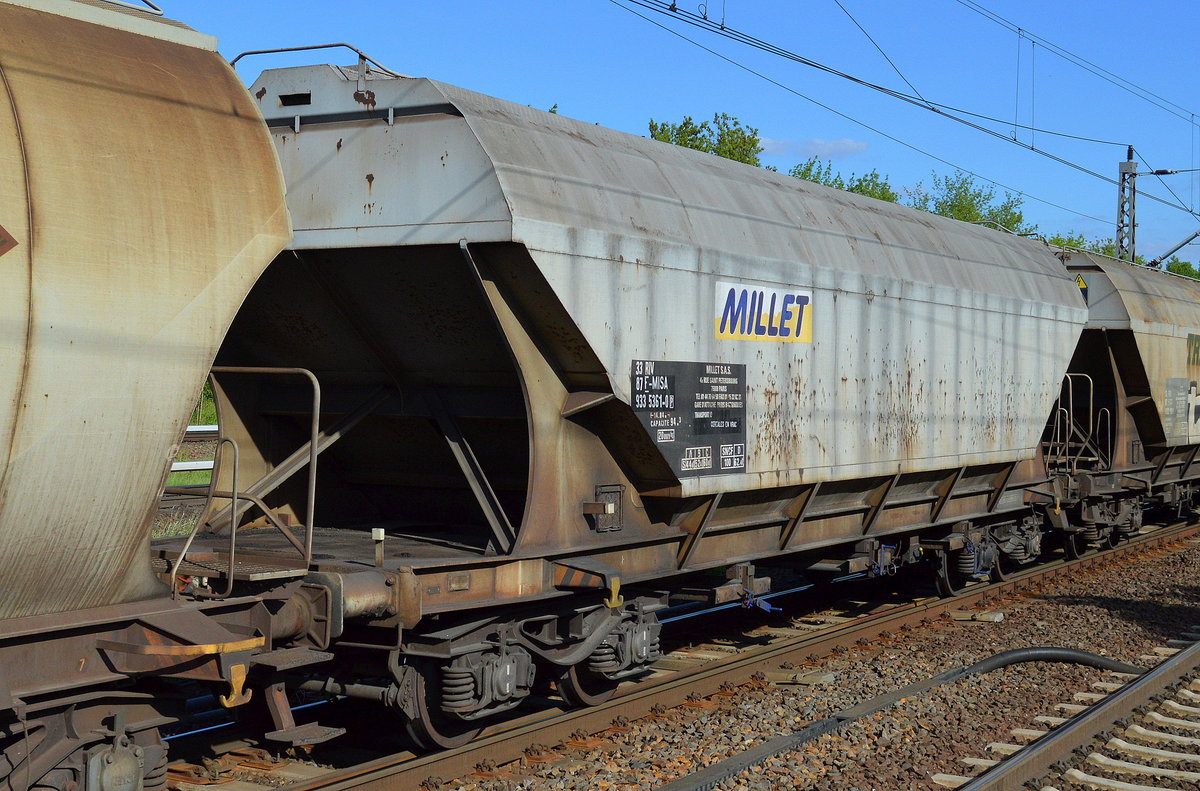 Drehgestell-Schüttgutwagen mit dosierbarer Schwerkraftentladung für Getreide vom französichen Einsteller MILLET S.A.S. mit der Nr. 33 RIV 87 F-MISA 933 5361-0(P) Uagps? am 15.05.17 Berlin-Hohenschönhausen.