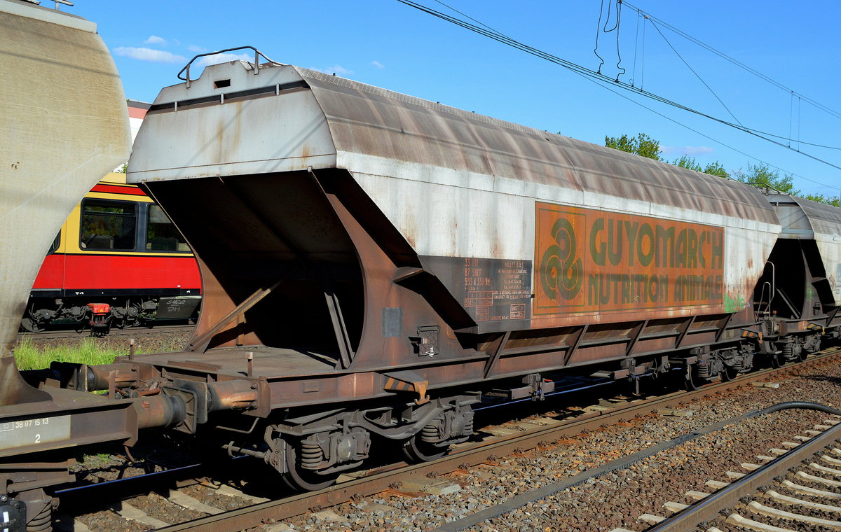 Drehgestell-Schüttgutwagen mit dosierbarer Schwerkraftentladung für Getreide vom französichen Einsteller MILLET S.A.S. mit alten Nr. 33 RIV 87 SNCF 933 4 338-9(P) Uagps? altes Firmenlogo: GUYOMARC´H NUTRITION ANIMALE am 15.05.17 Berlin-Hohenschönhausen.