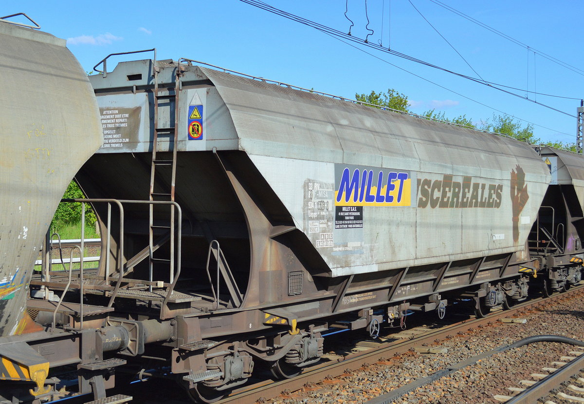 Drehgestell-Schüttgutwagen mit dosierbarer Schwerkraftentladung für Getreide vom französichen Einsteller MILLET S.A.S. mit der Nr. 33 RIV 87 F-MISA 934 1 376-0 Uapps am 15.05.17 Berlin-Hohenschönhausen.