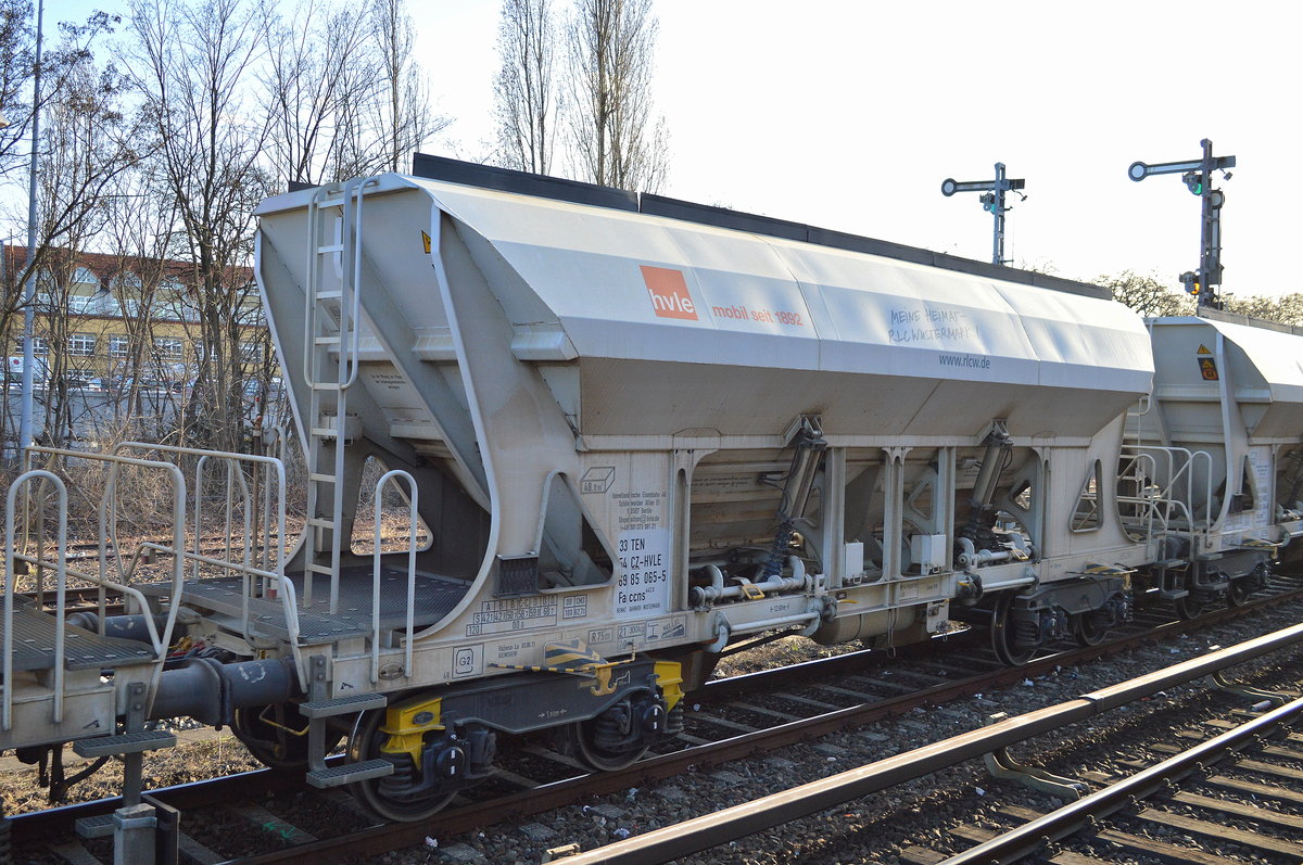 Drehgestell-Schüttgutwagen mit dosierbarer Schwerkraftentladung der hvle mit tschechischer Registrierung mit der Nr. 33 TEN 54 CZ-HVLE 6985 065-5 Faccns 442.0 HEIMAT BAHNHOF WUSTERMARK am 15.03.17 Gbf. Berlin-Neukölln.