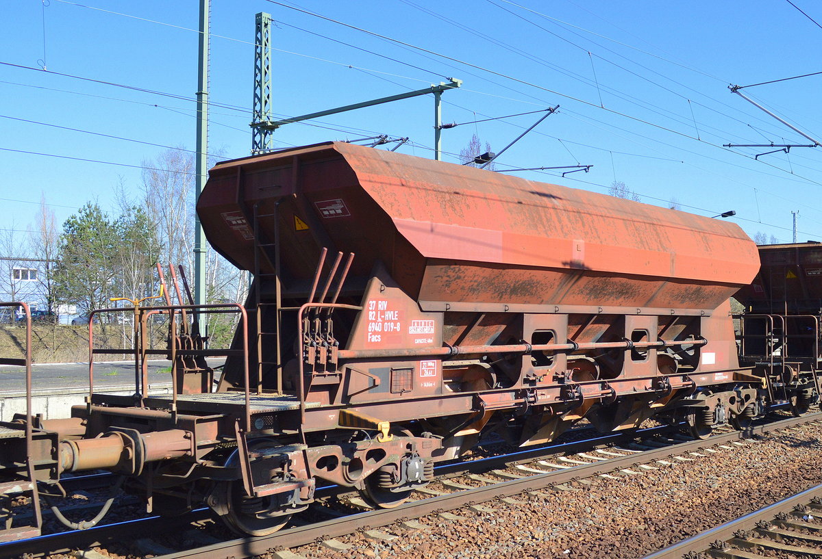 Drehgestell-Schüttgutwagen mit dosierbarer Schwerkraftentladung der hvle mit Luxemburger Registrierung mit der Nr. 37 RIV 82 L-HVLE 6940 019-8 Facs am 27.03.17 Bf. Flughafen Berlin-Schönefeld.