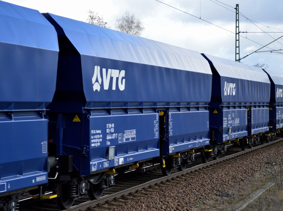 Drehgestell-Schüttgutwagen mit schlagartiger Entladung vom Einsteller VTG in Hamburg, im Bild der Wagen mit der Nr. 37 TEN-RIV 80 D-VTGD 6644 497-7 Falns in einem Ganzzug am 02.04.15 Berlin-Jungfernheide.