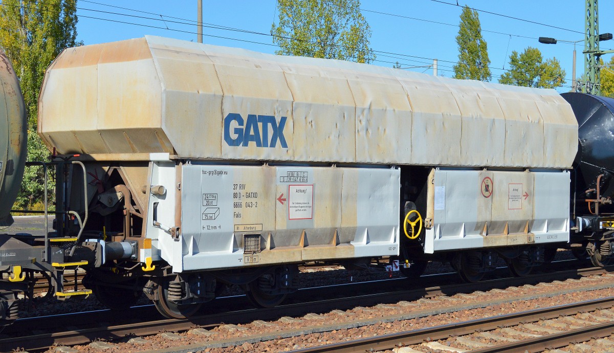 Drehgestell-Schüttgutwagen mit schlagartiger Schwerkraftentladung vom Einsteller GATX mit der Nr. 37 RIV 80 D-GATXD 6666 043-2 Fals Bf Altenburg am 01.10.15 Bhf. Flughafen Berlin-Schönefeld.