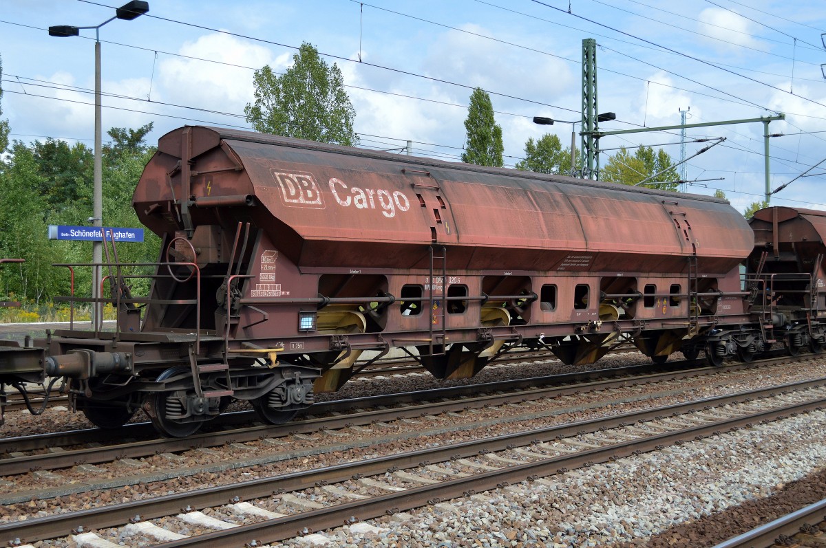 Drehgestell-Sch�ttgutwagen mit Schwenkdach und dosierbarer Schwerkraftentladung der DB mit der Nr. 31 RIV 80 D-DB 0843 020-5 Tadgs-v 959 am 26.08.14 Bhf. Flughafen Berlin-Sch�nefeld.